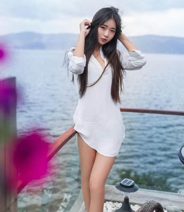 高颜值美女，一袭素雅白裙，诠释曼妙身姿