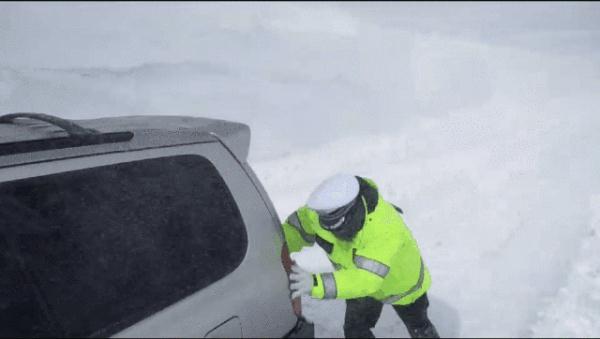 如同科幻大片！玛多境内高速公路积雪最深处达8米 汽车艰难通行