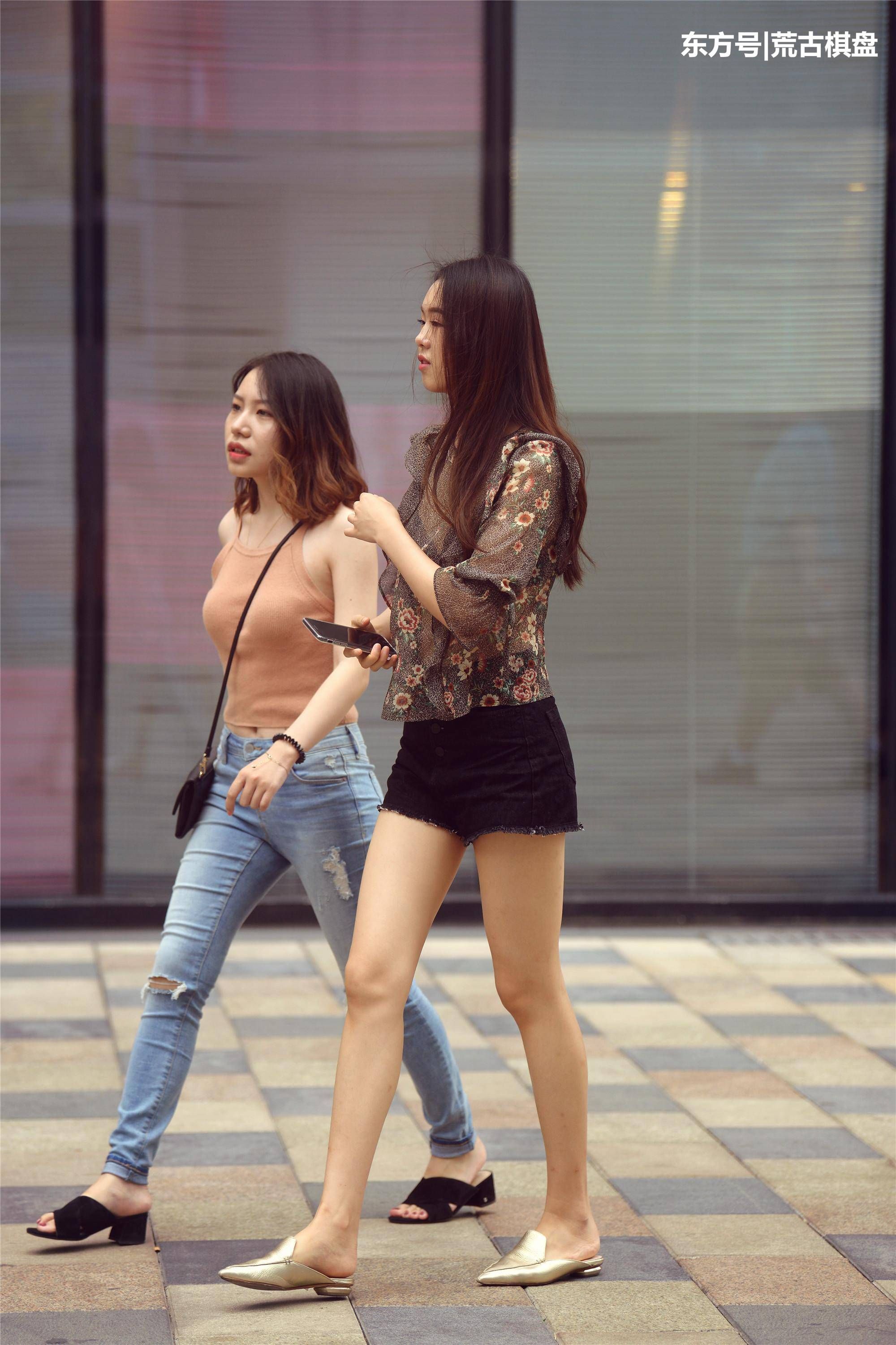 有一位身材高挑，模样俊俏的闺蜜，你愿意和她一起逛街吗?