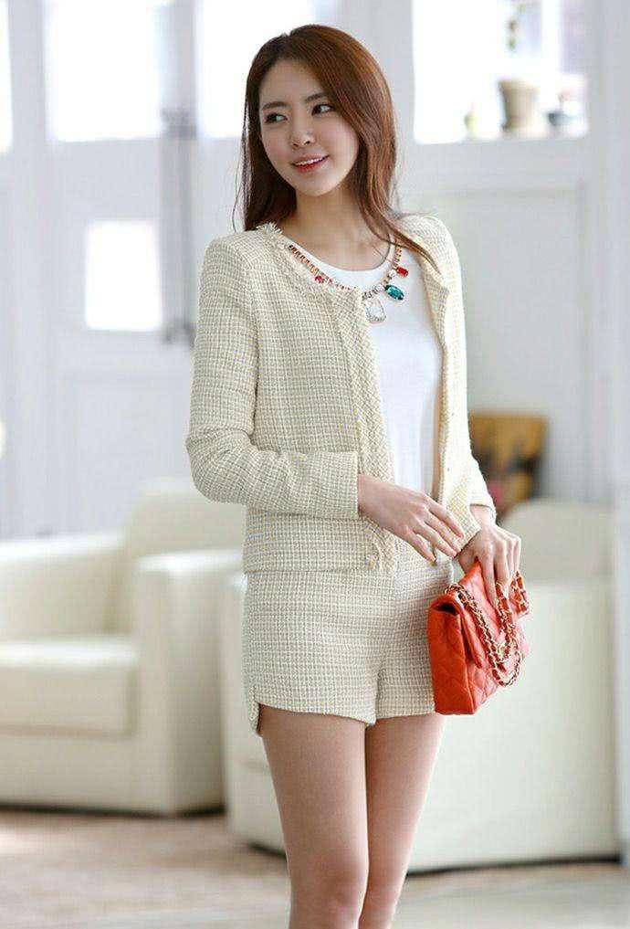 紧身裤简单的更具典雅韵味，把妹子的媚尽情绽放