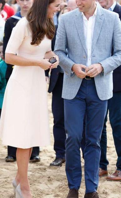 英国王室禁忌: 这种高跟鞋梅根不敢尝试, 凯特却偏要“以身试险”