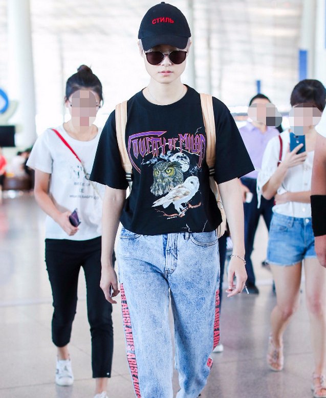 李宇春真是不一般，穿着泡泡糖鞋子出门，回头率百分百!