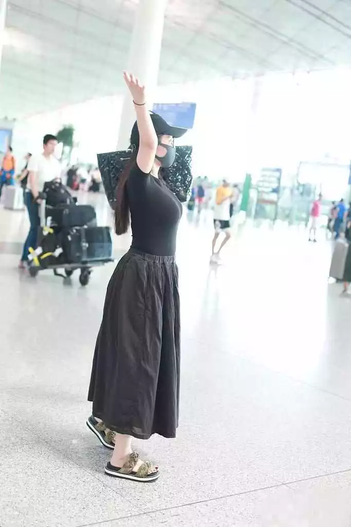 徐冬冬低调现身，T恤搭半身裙接地气，网友却凭借着身材认出了她