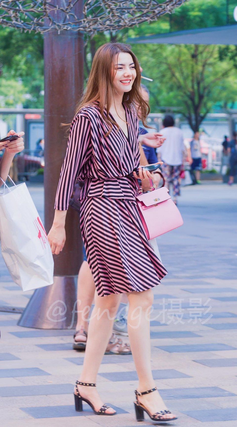 街拍:三里屯来了个美丽的少数民族姑娘