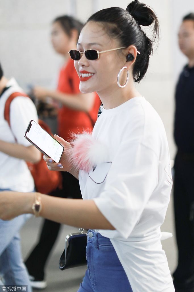 袁娅维大红唇衣服“毛茸茸” 上演反差萌  坐行李箱上秀大长腿变