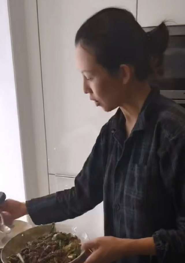  『三胎』张晋晒老婆贴心做饭视频，47岁蔡少芬生完3胎素颜出镜，模样憔悴惹人心疼