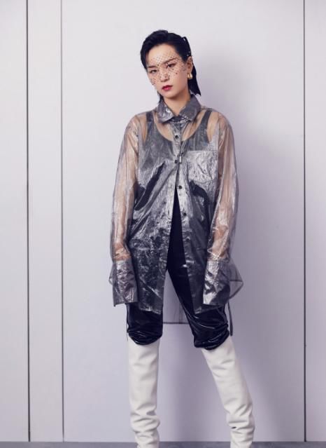  【地展现出来】周笔畅到底穿了个啥，长裙外面套“裙撑”，时髦又潮流