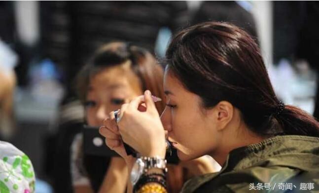 后台“疲惫不堪”的女模特们