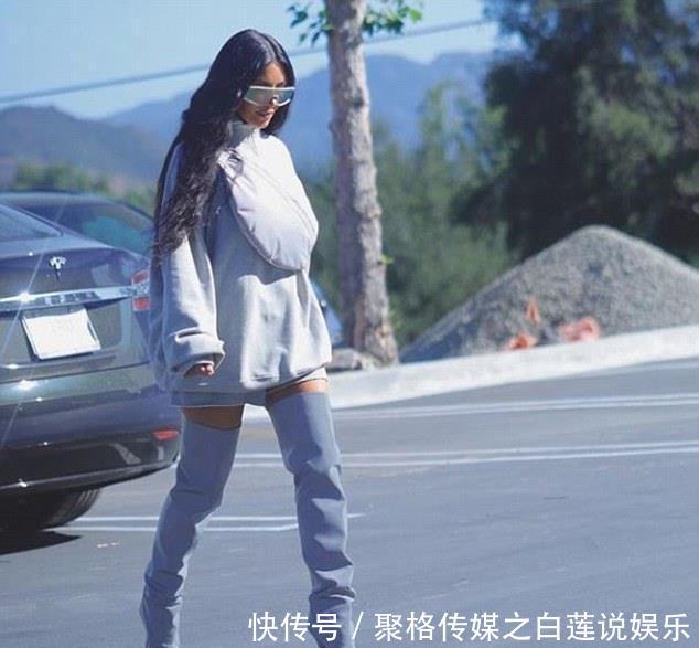金·卡戴珊夏天酷爱的着装，最服她穿的长筒靴，我以为是裤子