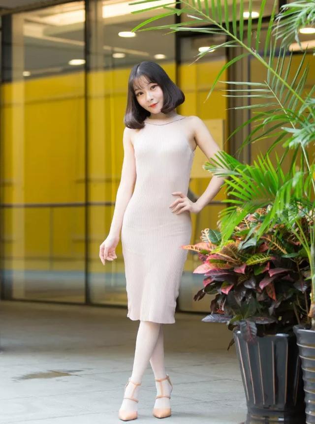 『气质』街拍:小姐姐身穿斜肩衬衫裙,脚踩尖头的高跟鞋,走起路来气质十足