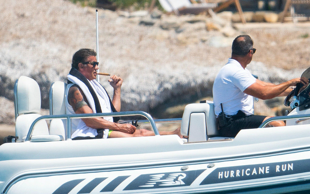 史泰龙携家人包邮轮法国富人岛度假 小女儿比基尼跳海“高空劈叉