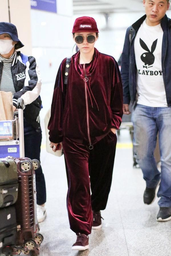张靓颖机场秀从头到脚都是时下最潮的酒红色，网友:简直就是灾难