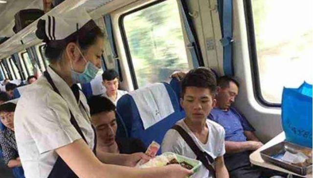  #乘务员#一趟火车有上千乘客，为何连几十份盒饭都卖不掉，终于