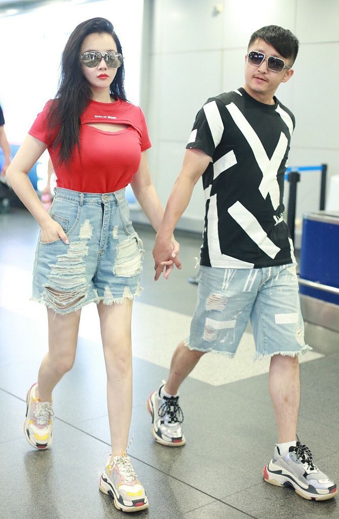 邹市明低调现身机场，旁边的娇妻冉莹颖好身材意外抢镜！