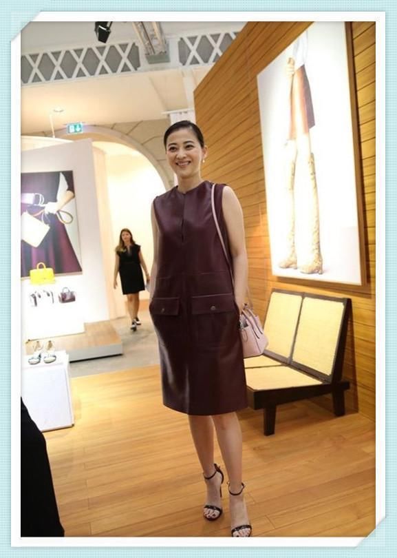 梅婷胆好大！直接把大T恤当裙子穿，网友：瘦下来的女人真自信！