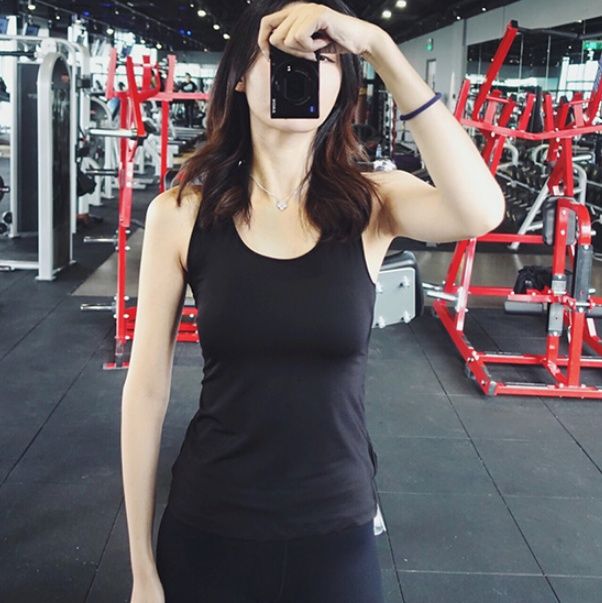 40岁老妈穿这身瑜伽服去健身，光背影就撩动很多人的心，美翻了