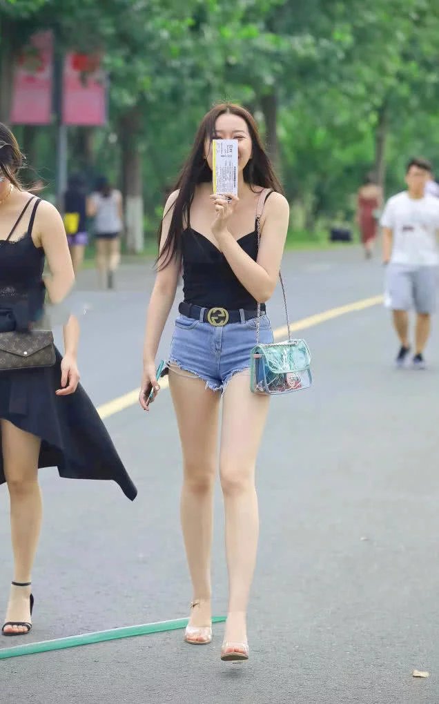 小姐姐短裤搭配吊带抹胸尽显玲珑身材，想要变得出彩，只需要一点