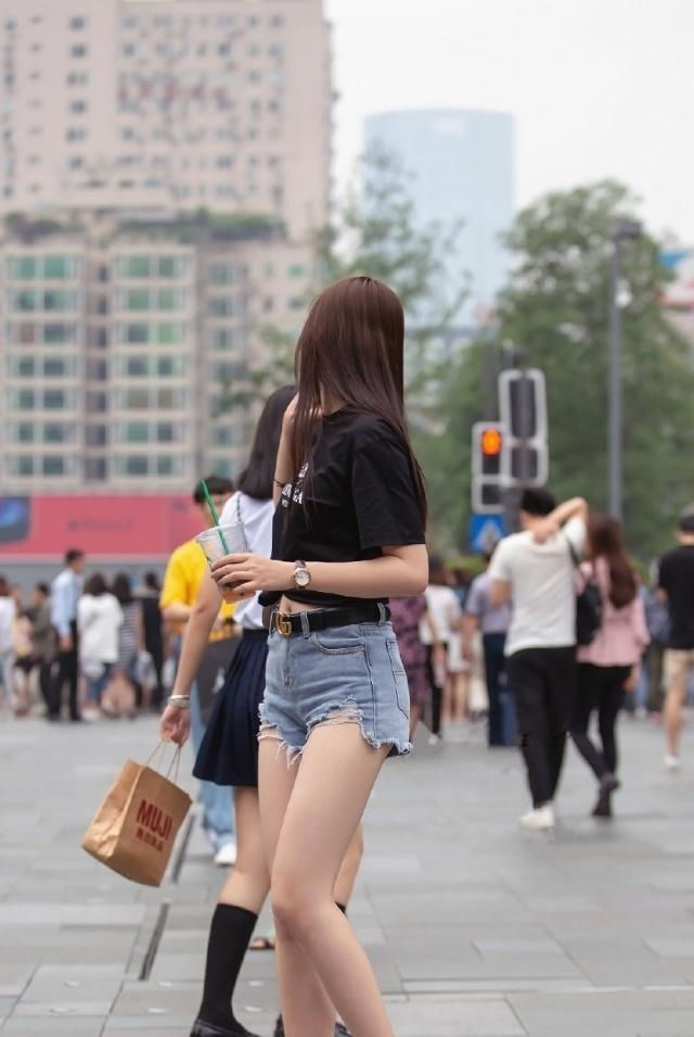  [好看]路人街拍,小姐姐外搭白色的吊带连衣裙,非常好看