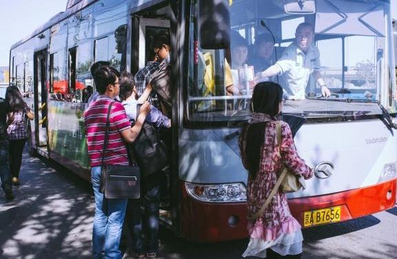 一趟2元！公交车明明不赚钱，为什么从早到晚一直跑？终于明白了