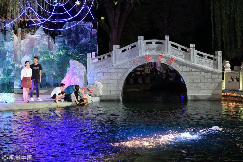 济南趵突泉举办敬泉大典 流光溢彩吸引游客