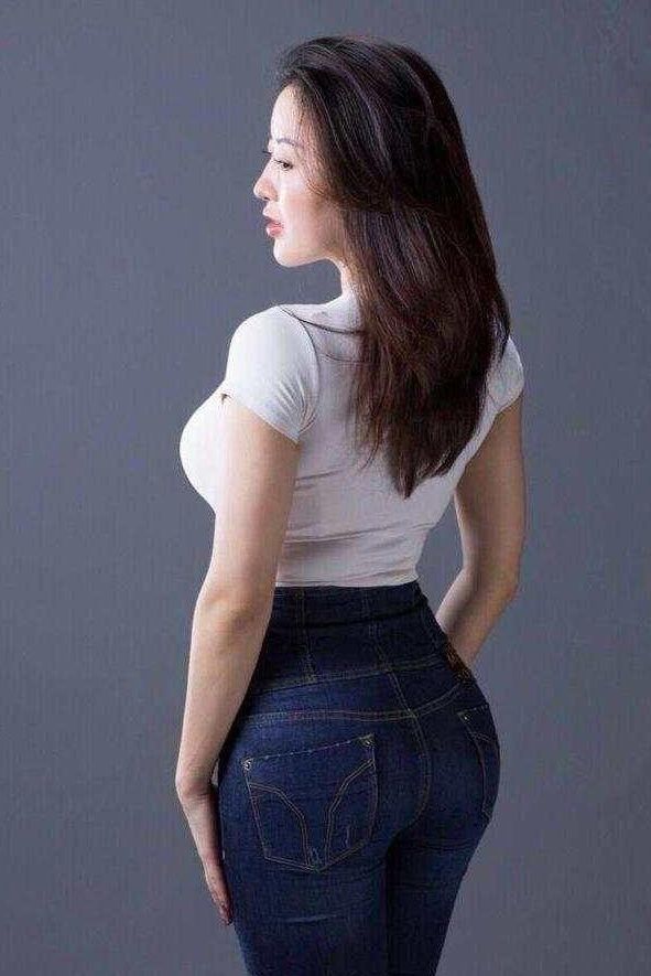 紧身裤辣妈穿搭起来也时尚美丽，绝不当大妈