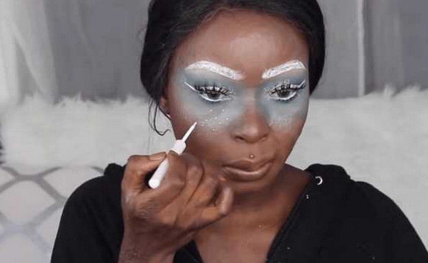 一外国女子迷恋奇异妆容,把自己的一身黑肤色几乎涂成了全白