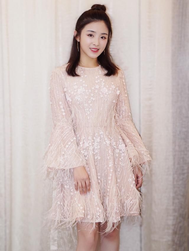 张含韵身穿很别致的粉色裙子甜美可人，还是原来酸酸甜甜的小女生