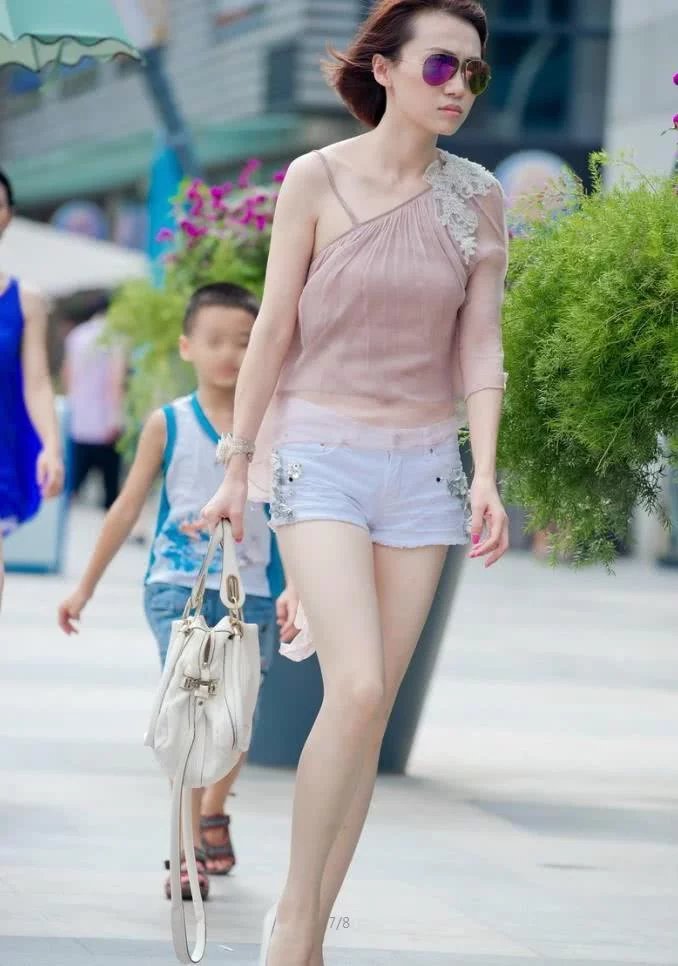 时尚短发墨镜美女，雪纺衫配热裤秀迷人长腿，旁边的大姐都忍不住