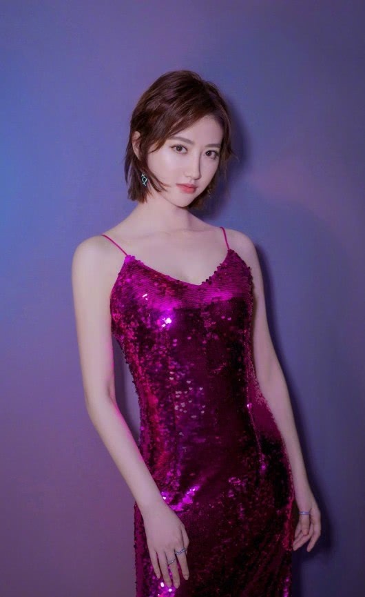 景甜穿亮片连衣裙大秀魅力！跟打了马赛克似的，有虚幻的既视感