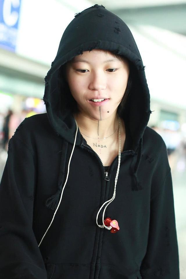 窦靖童穿衣正常了，一身黑衣尽显低调，看到她身上的纹身，我傻了