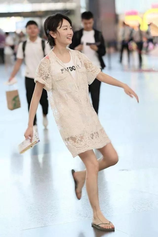 周冬雨太拼了,蕾丝短裙配拖鞋放飞自我,网友:高抬腿给谁看?