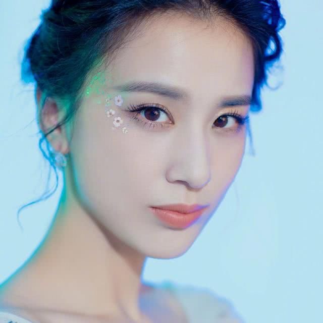  [就算]别不信，脸上有4个特征的女生，就算个子不高，也是＂高个＂脸