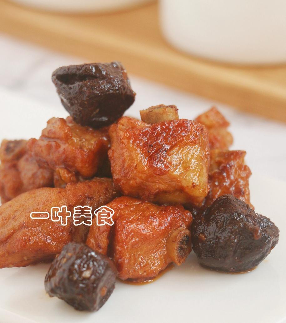 很多人不知道，炖排骨加上它，去腥解腻，好吃翻倍，盘都舔干净！