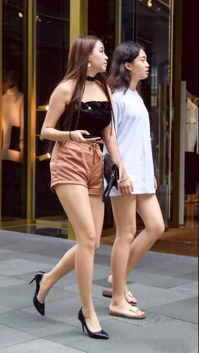 两气质小姐姐逛街谁更性感撩人，走路时摇摆的姿态妩媚多情