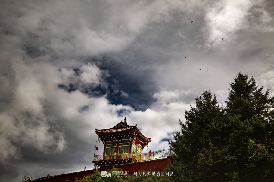 色达佛学院:小木屋磊叠出世上最大的佛学院