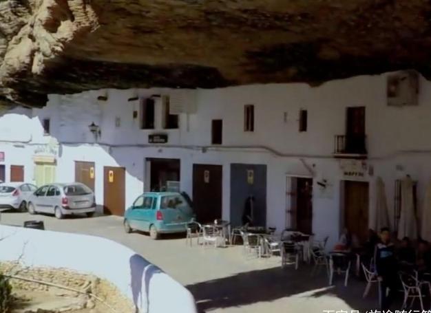 压在巨石底下的村庄，村民在此生活了几百年，不怕坍塌只怕这件事