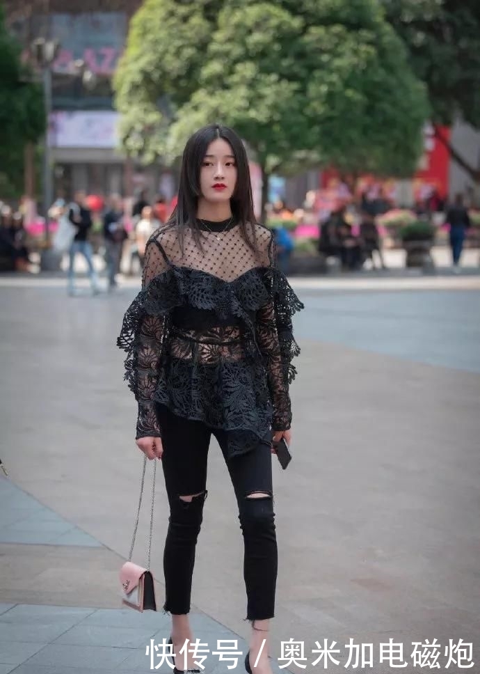 『迷人』身材丰腴的美女,长裙穿搭的修身又迷人