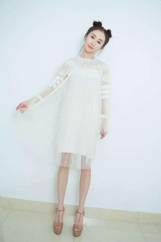 舒畅一改清纯形象，蕾丝装下美背一览无余！网友：真尴尬