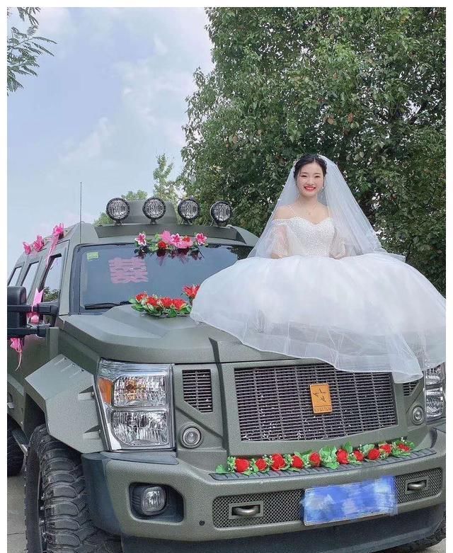  『婚车』花3千租来乔治巴顿战车当婚车，未婚妻点头同意，接亲时满意笑了