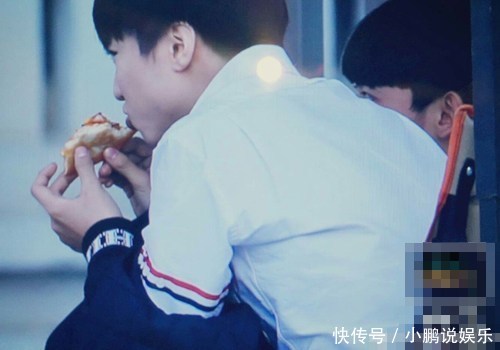 明星也玩涂口红吃东西:郑恺学网红,杨迪吓人,王