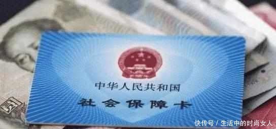  [缴费基数]同样工龄的两个人，一个自己交社保，一个单位交社保