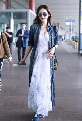 44岁林志玲还玩少女风，牛仔裙上披薄纱，年轻的不止一点点啊!