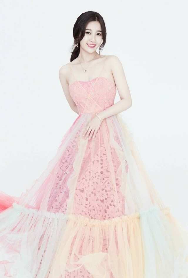 虞书欣真敢穿！连衣裙外穿T恤＋皮裙，网友：不伦不类就服你