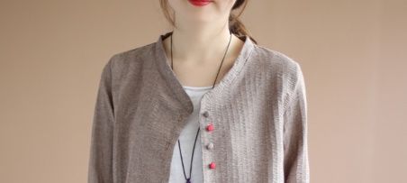 越来越多五六十岁的女人，爱穿这减龄外套，妈妈眼都不眨买了5件