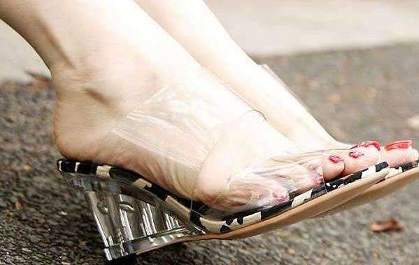 奚梦瑶的戛纳直播, 被一双鞋抢镜! 网友: 我妈也爱穿!