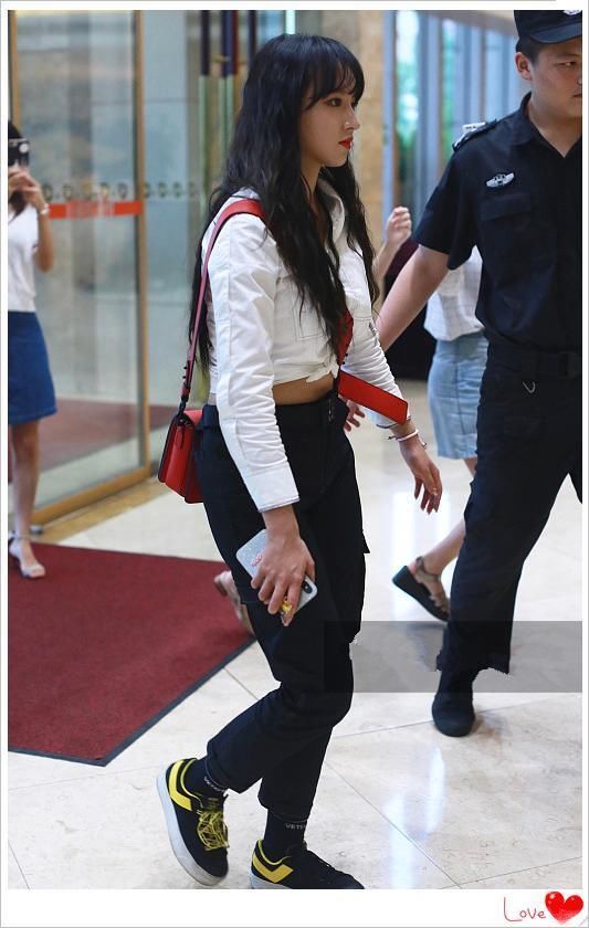 程潇作为微胖界美少女，却穿这么紧的裤子还露脐，网友：乱穿衣服