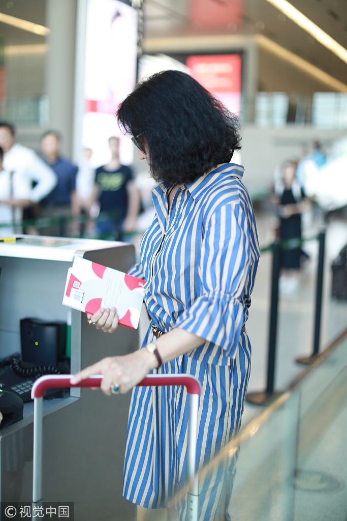 金星穿条纹裙凸显丰满上围