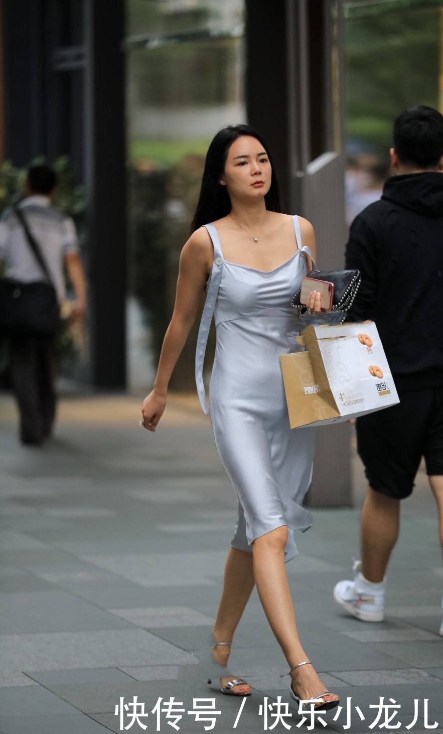 『清爽』丝绸吊带裙穿的像睡衣?get达人的穿搭技巧,清爽透气一气呵成