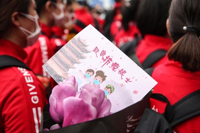  「泪目」上海第三批援鄂医疗队启程返沪，战友送别，场面泪目……