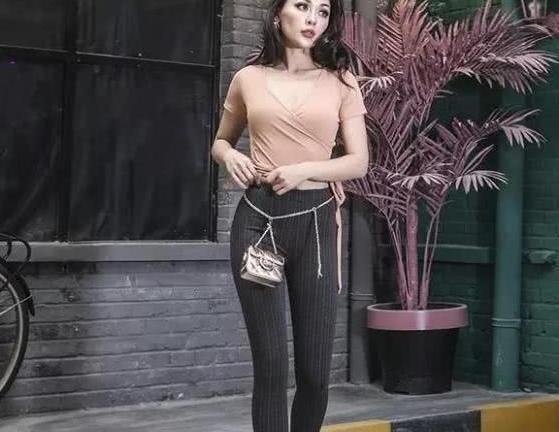 打底裤搭配运动鞋，看完之后让你过一个时髦的秋天！